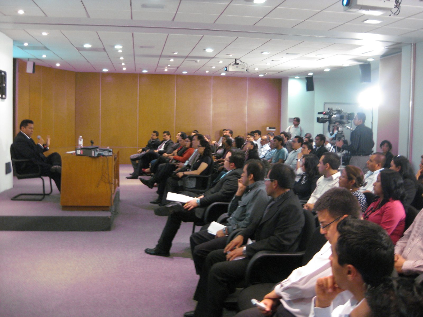 Ponencia magistral sobre defensa penal y derechos constitucionales con cobertura televisiva